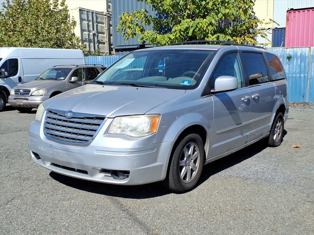 Used 2010 Chrysler Town & Country Touring image 3