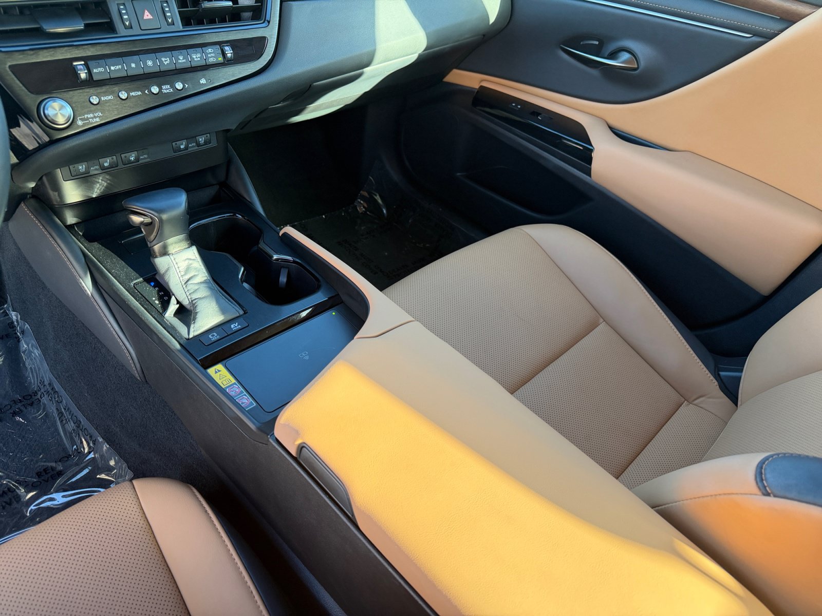 Used 2024 Lexus ES 300h w/ Premium Package FWD image 15