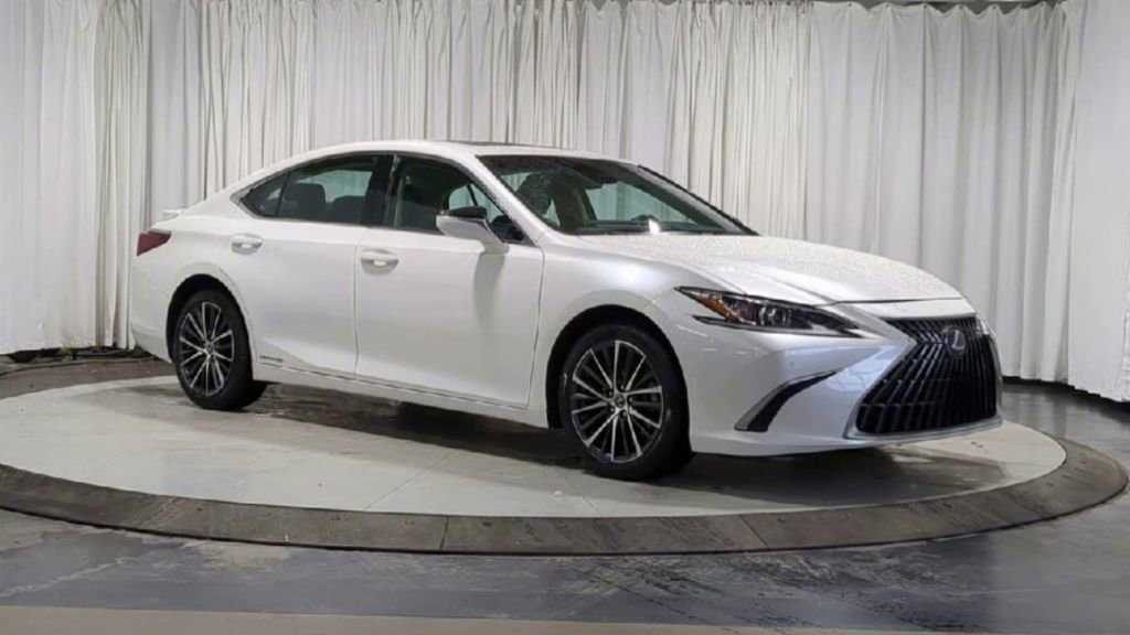 Used 2022 Lexus ES 300h w/ Premium Package image 2