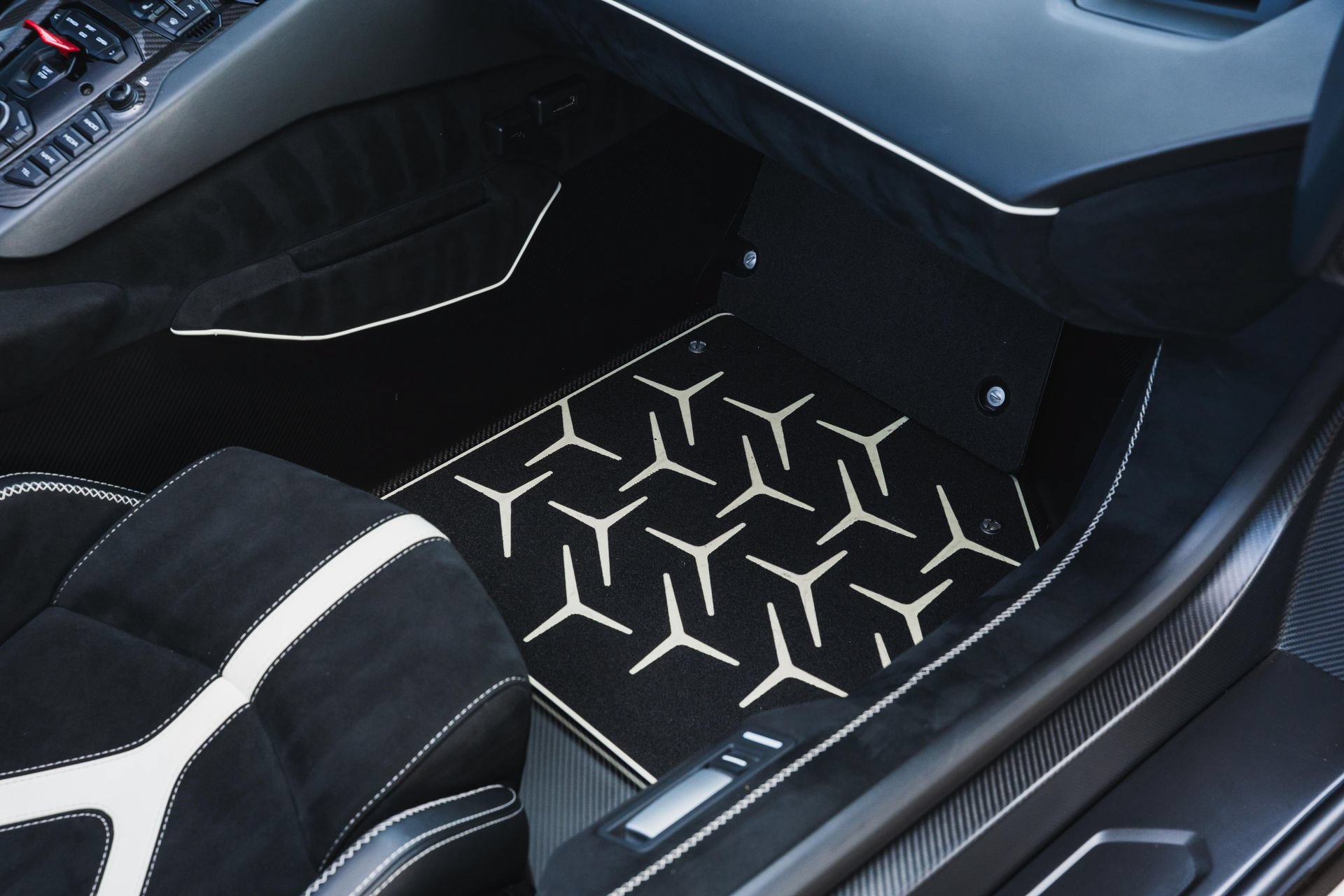 Used 2021 Lamborghini Aventador SVJ AWD/4WD image 76