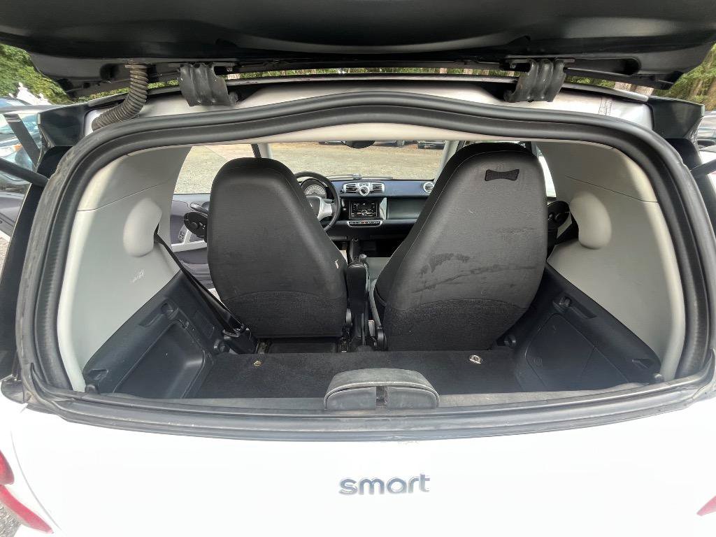 Used 2014 smart fortwo pure RWD image 21