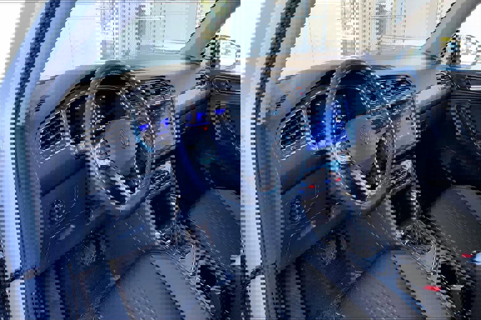 Used 2022 Volkswagen Tiguan SE image 18