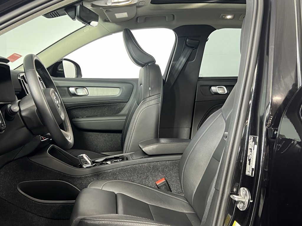 Used 2025 Volvo XC40 B5 Plus image 19