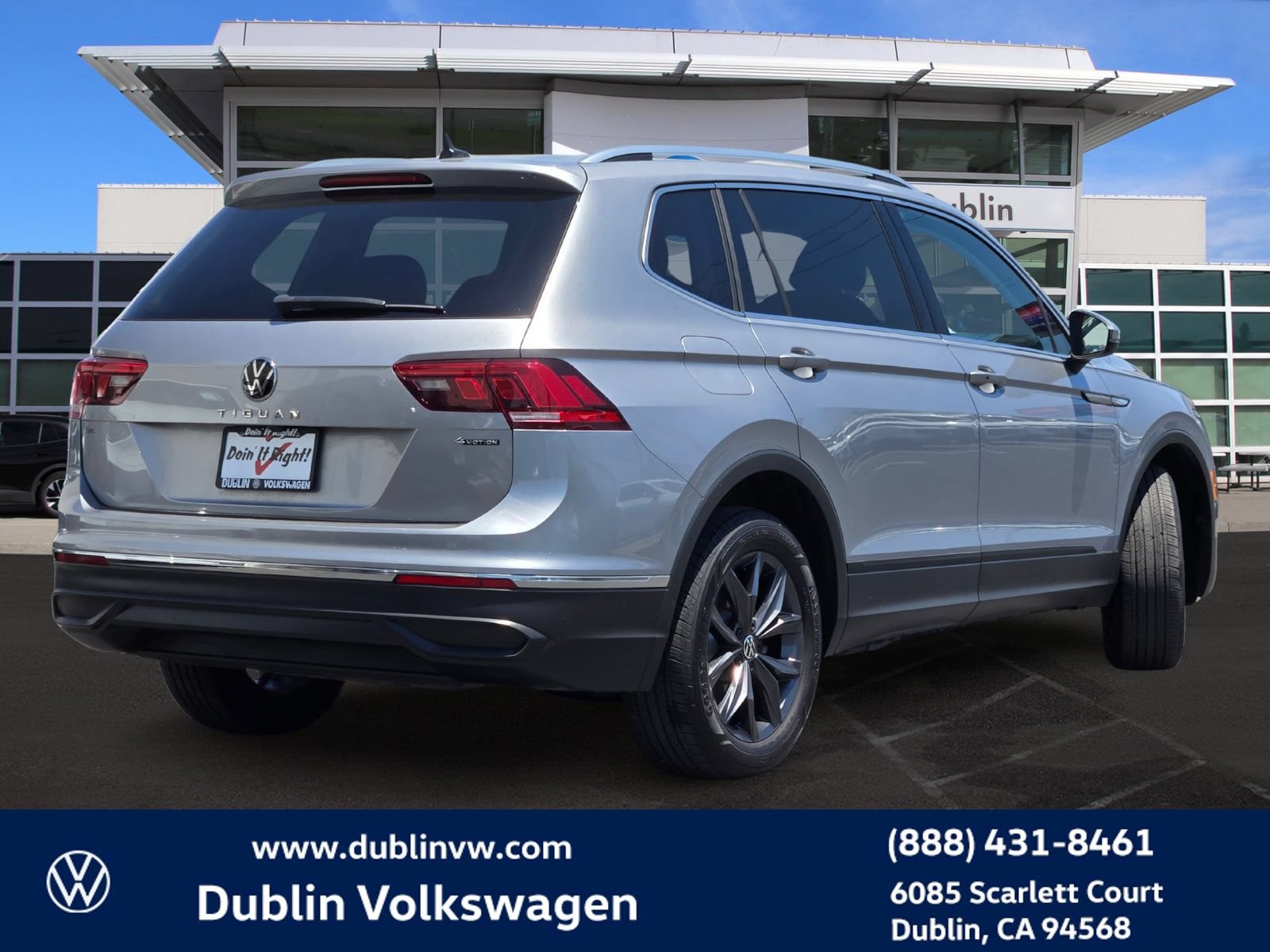 Certified 2023 Volkswagen Tiguan SE w/ Panoramic Sunroof Package AWD/4WD image 4
