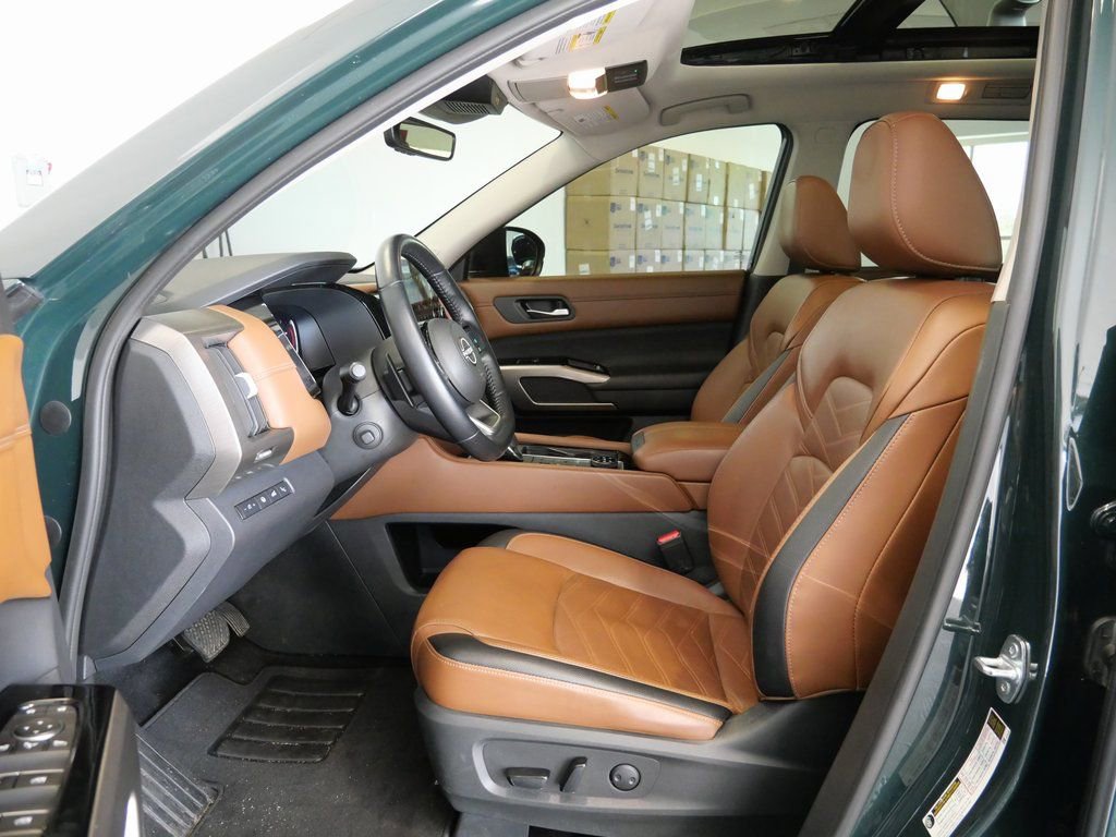 Used 2023 Nissan Pathfinder Platinum w/ Cargo Package image 11