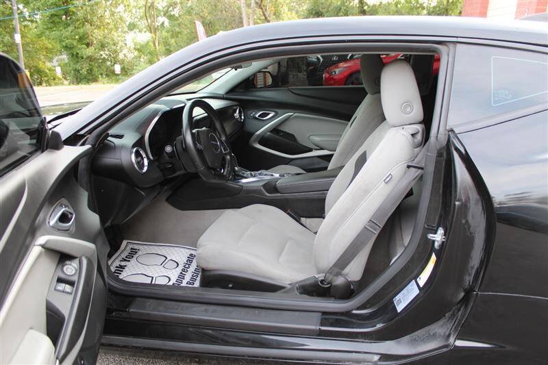 Used 2022 Chevrolet Camaro LT RWD image 10