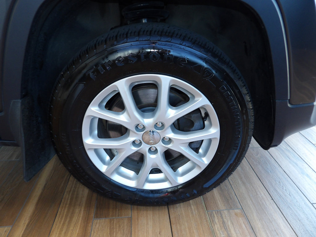 Used 2015 Jeep Cherokee Latitude w/ Comfort/Convenience Group AWD/4WD image 4