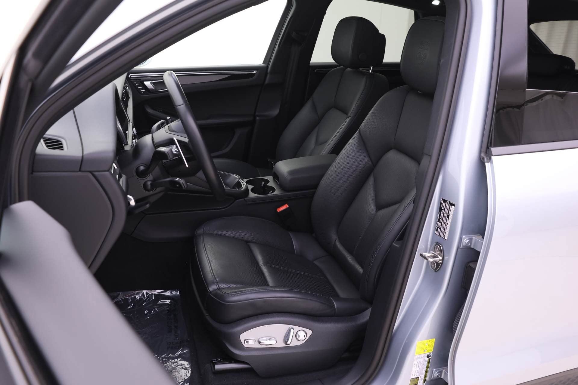 Certified 2024 Porsche Macan image 5