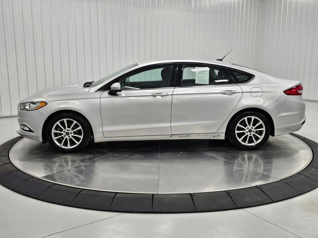Used 2017 Ford Fusion SE w/ Fusion SE Technology Package FWD image 2