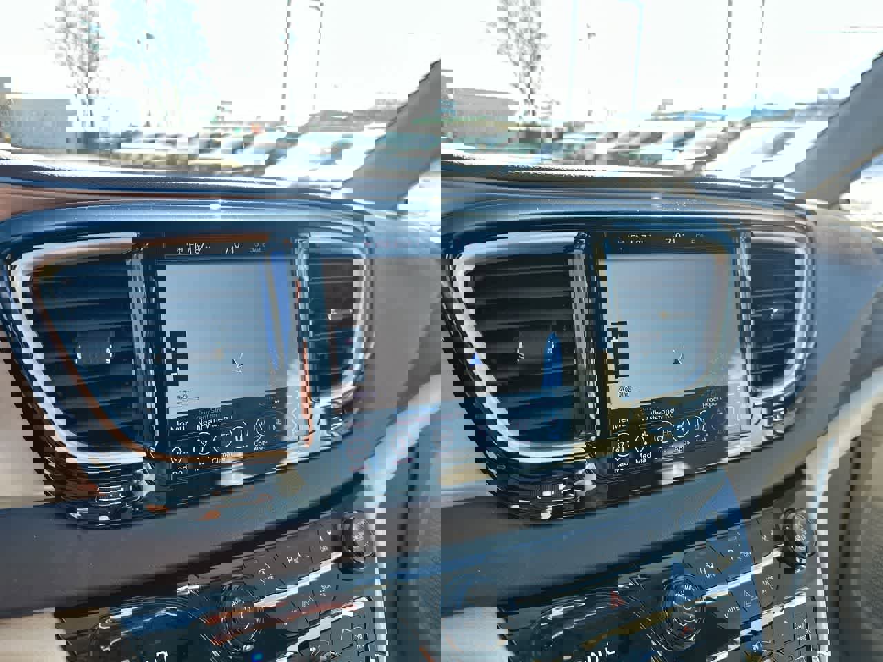 Used 2018 Chrysler Pacifica Touring-L image 32