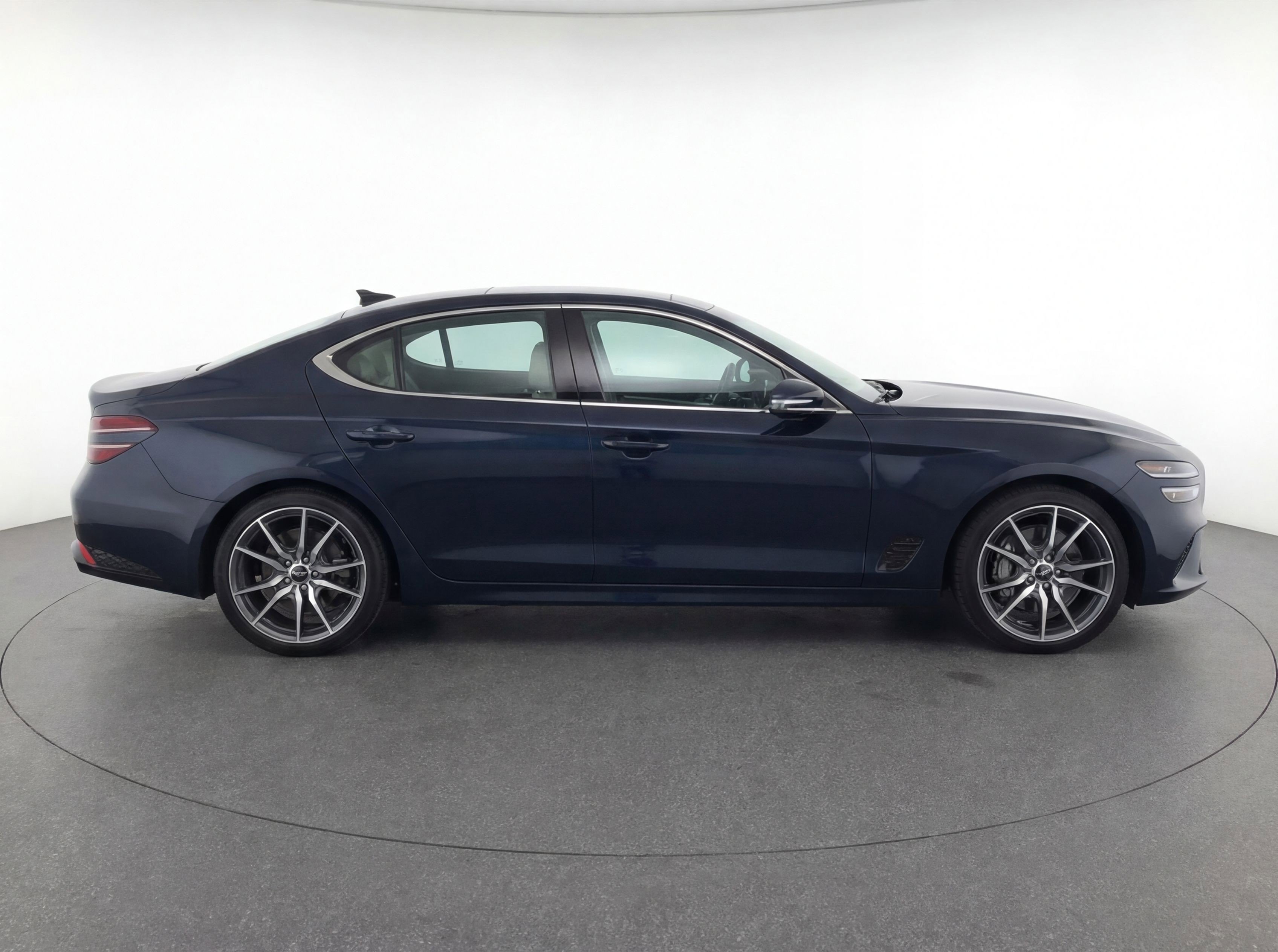 Used 2025 Genesis G70 2.5T image 11
