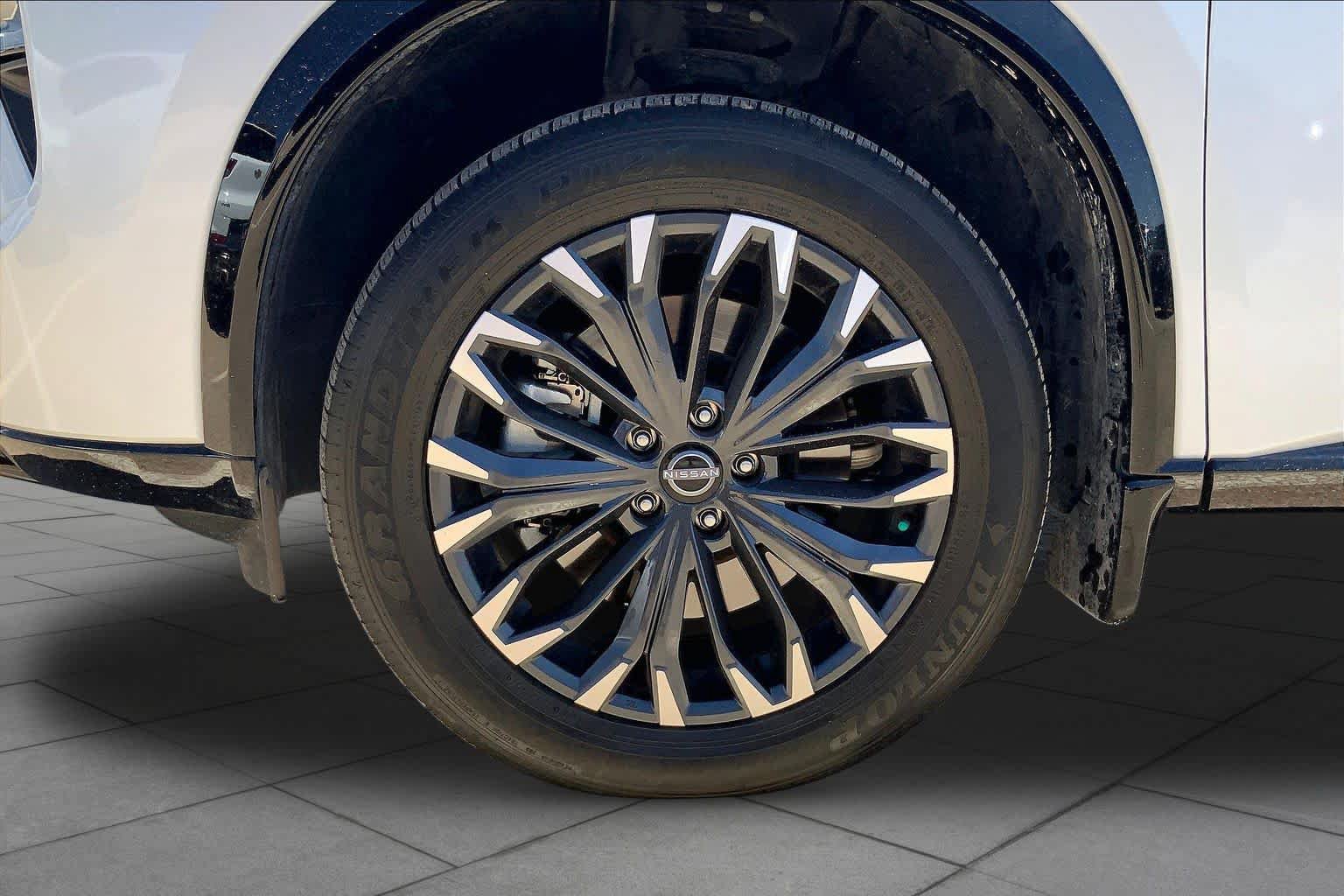 Used 2025 Nissan Rogue Platinum w/ Tech Package FWD image 11