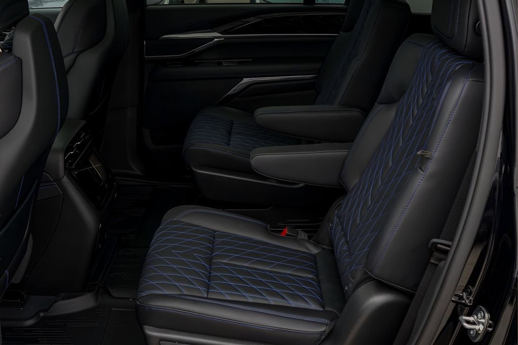 New 2026 Cadillac Escalade IQ Luxury 1 w/ LPO, Floor Liner Package AWD/4WD image 15