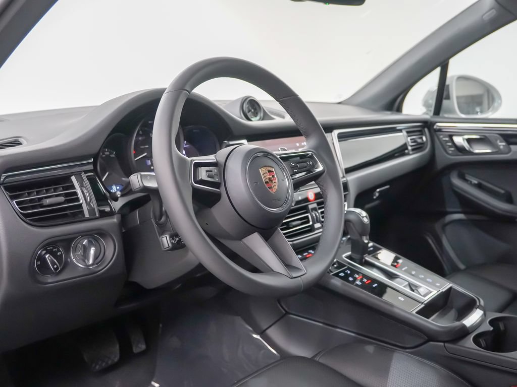 Certified 2026 Porsche Macan AWD/4WD image 4