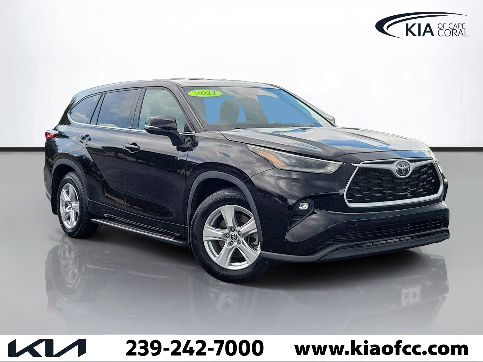 Used 2021 Toyota Highlander LE FWD image 1