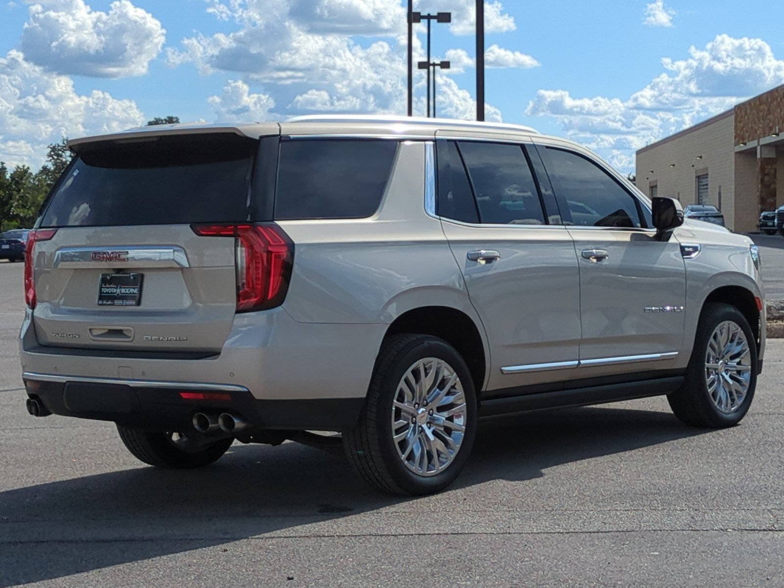 Used 2023 GMC Yukon Denali AWD/4WD image 4