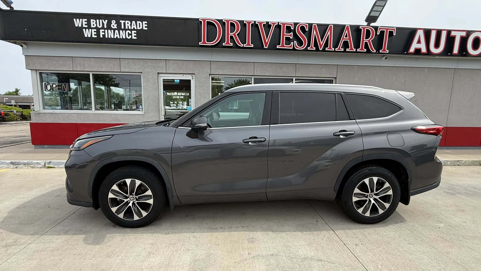 Used 2022 Toyota Highlander XLE AWD/4WD image 5