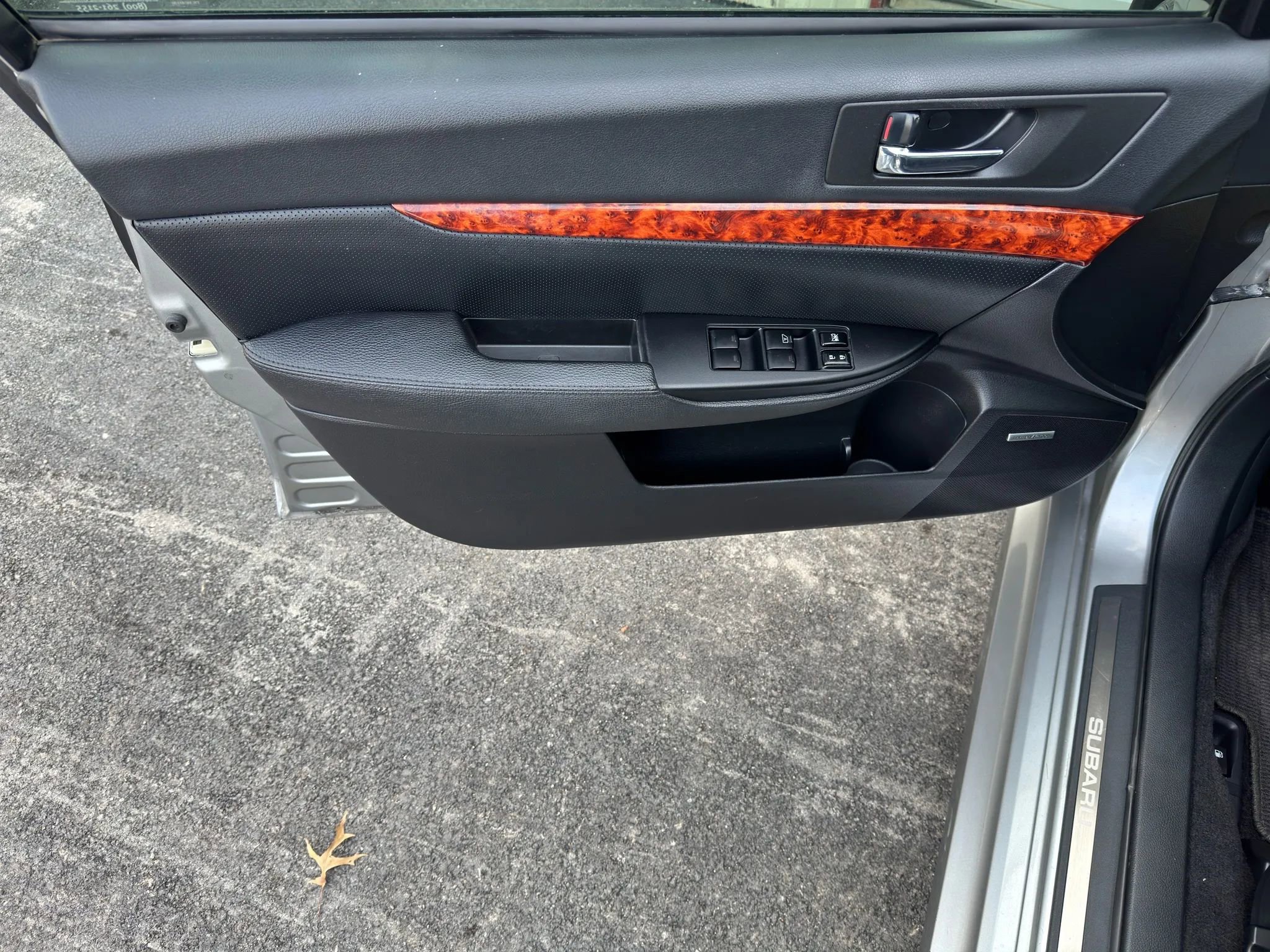 Used 2011 Subaru Legacy 2.5i Limited image 2