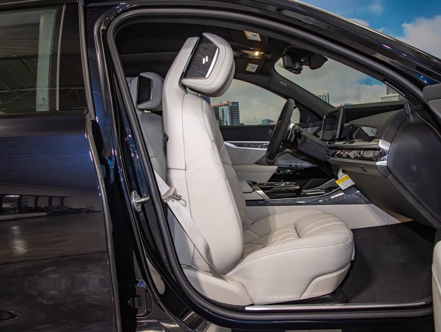 Used 2026 BMW 740i xDrive w/ Premium Package AWD/4WD image 21