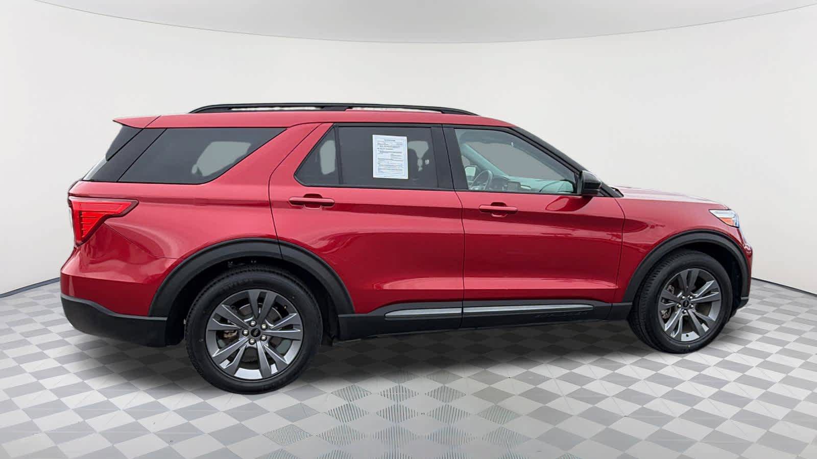 Used 2022 Ford Explorer XLT w/ Equipment Group 202A RWD image 4