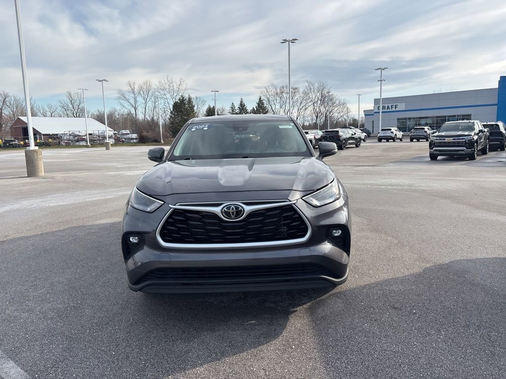 Used 2024 Toyota Highlander LE image 2