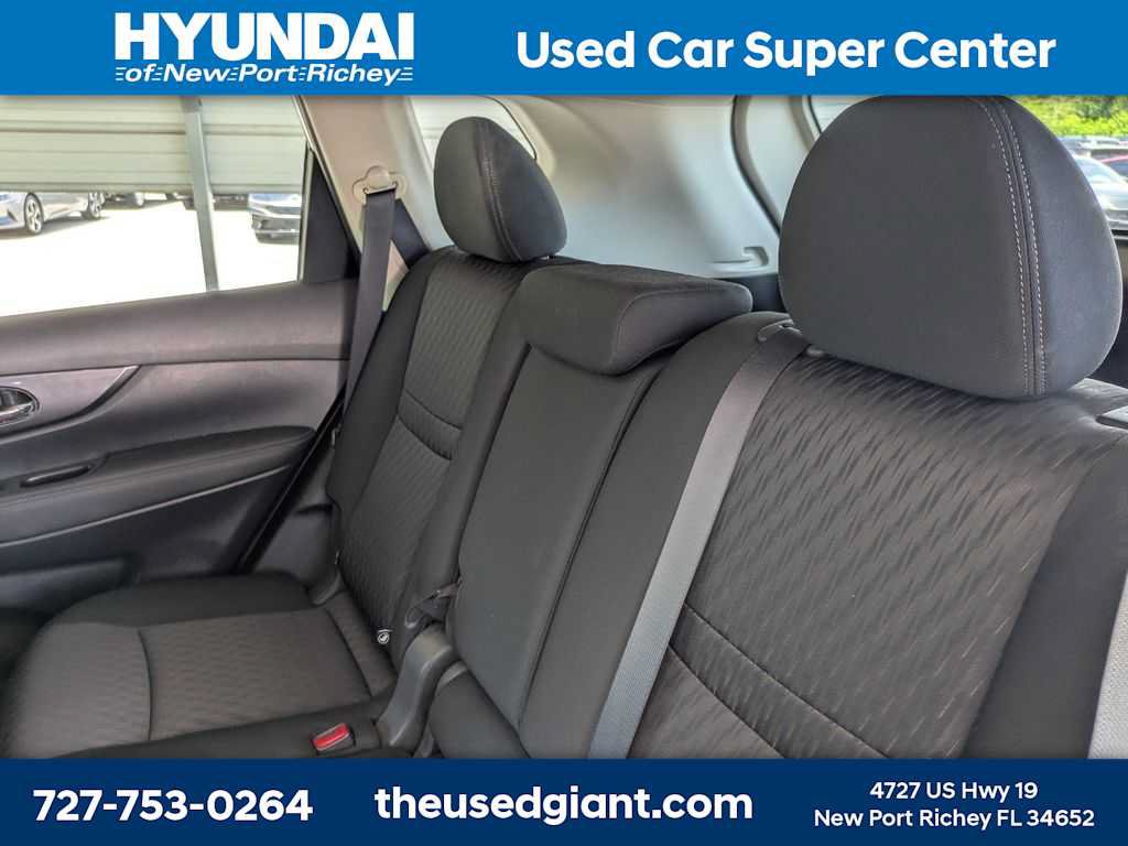 Used 2018 Nissan Rogue SV w/ Premium Package FWD image 16