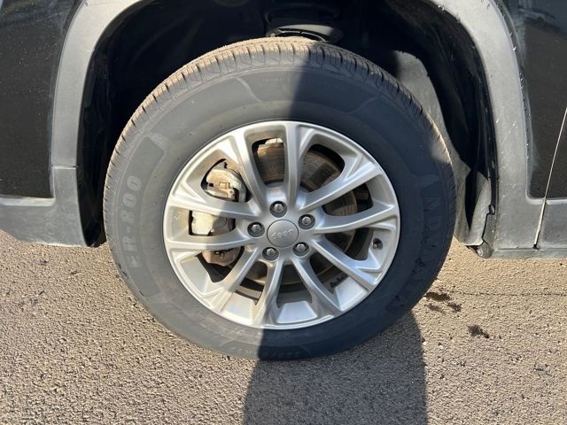 Used 2019 Jeep Cherokee Latitude w/ Popular Appearance Group image 9