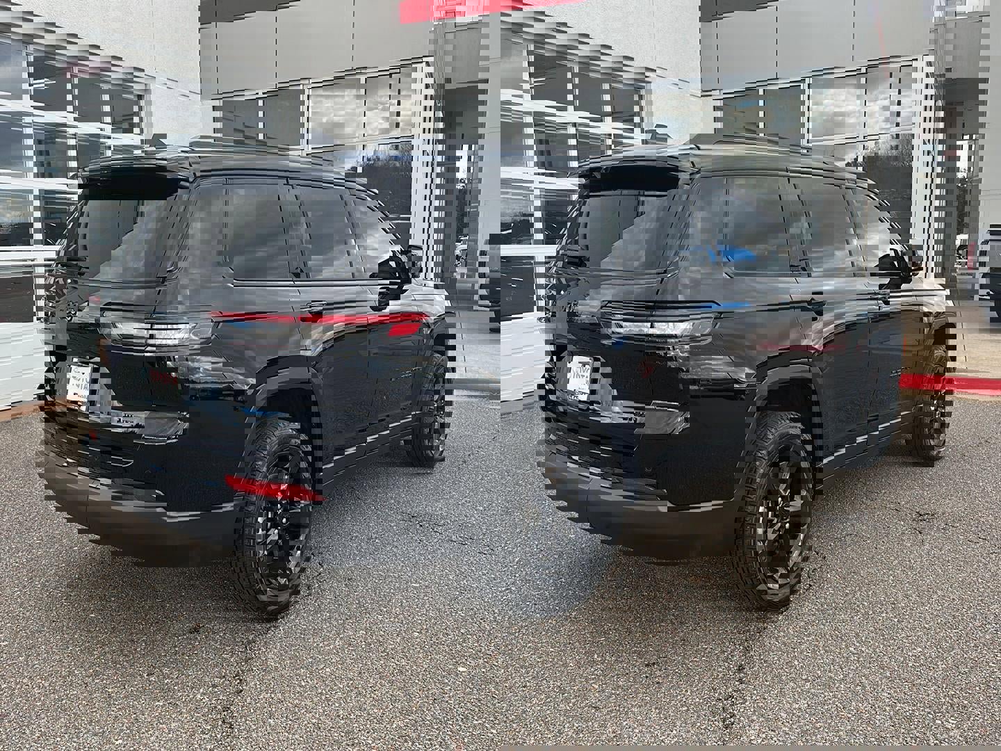 Used 2025 Jeep Grand Cherokee L Limited w/ Luxury Tech Group II image 6