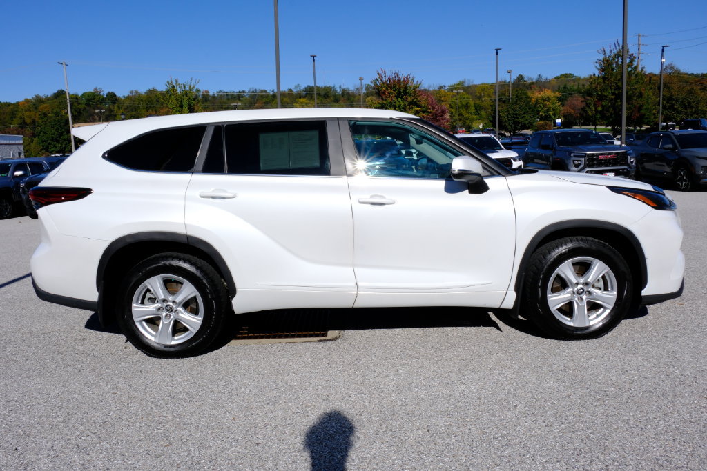 Used 2023 Toyota Highlander LE FWD image 2