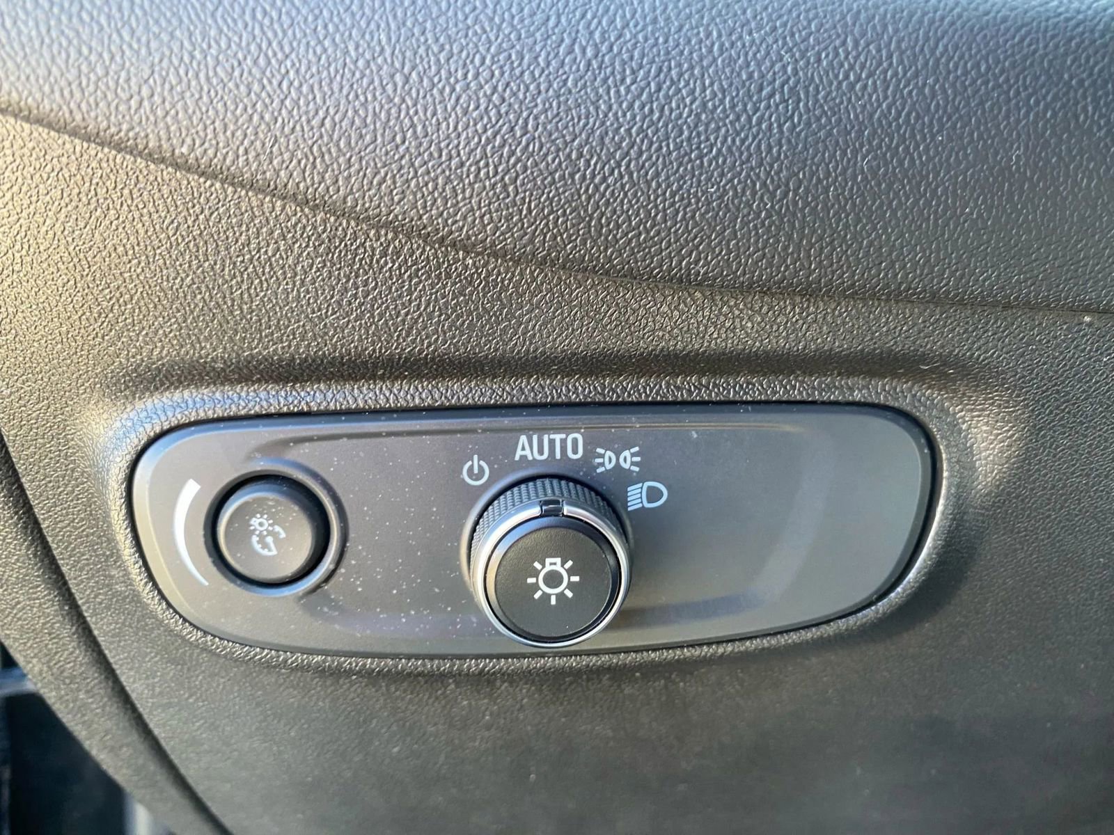 Used 2021 Chevrolet Equinox LS image 19