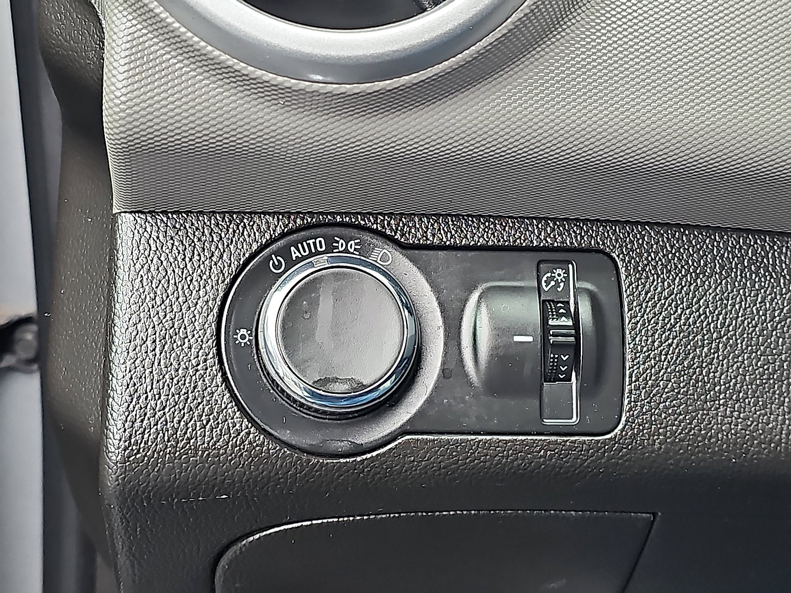 Used 2020 Chevrolet Sonic LT image 25