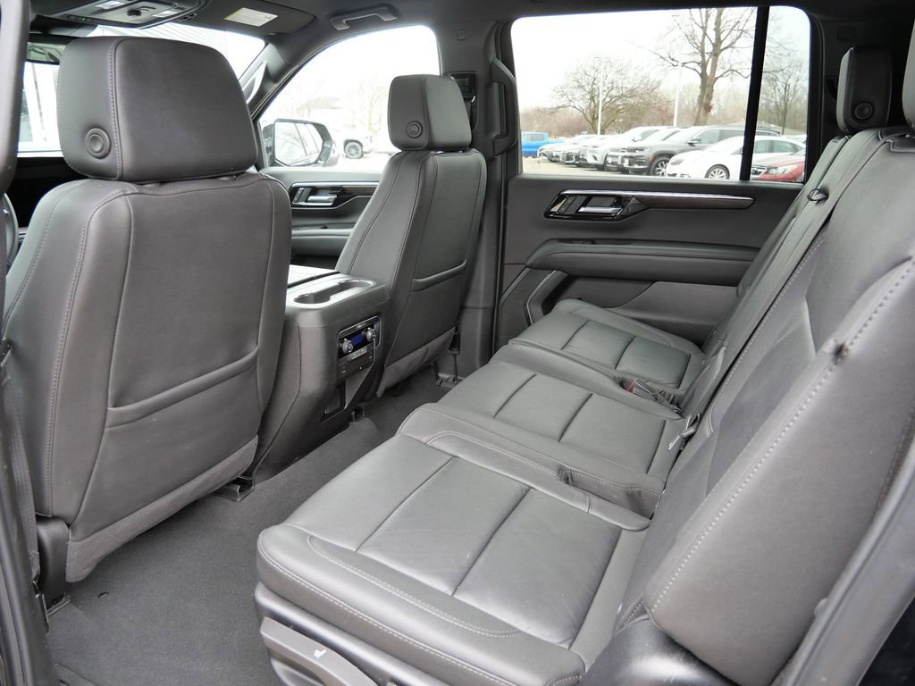 Used 2025 Chevrolet Suburban Z71 image 29