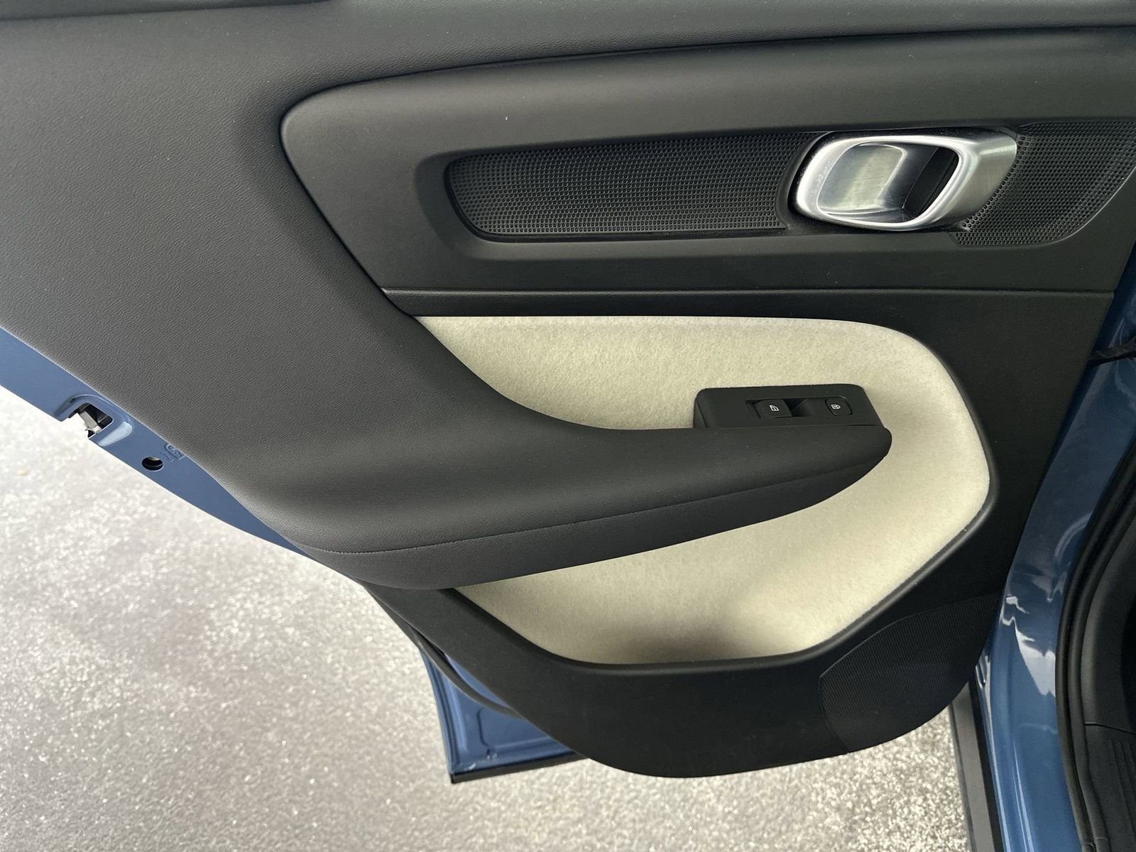 Used 2023 Volvo XC40 B5 Plus w/ Protection Package Premier image 30