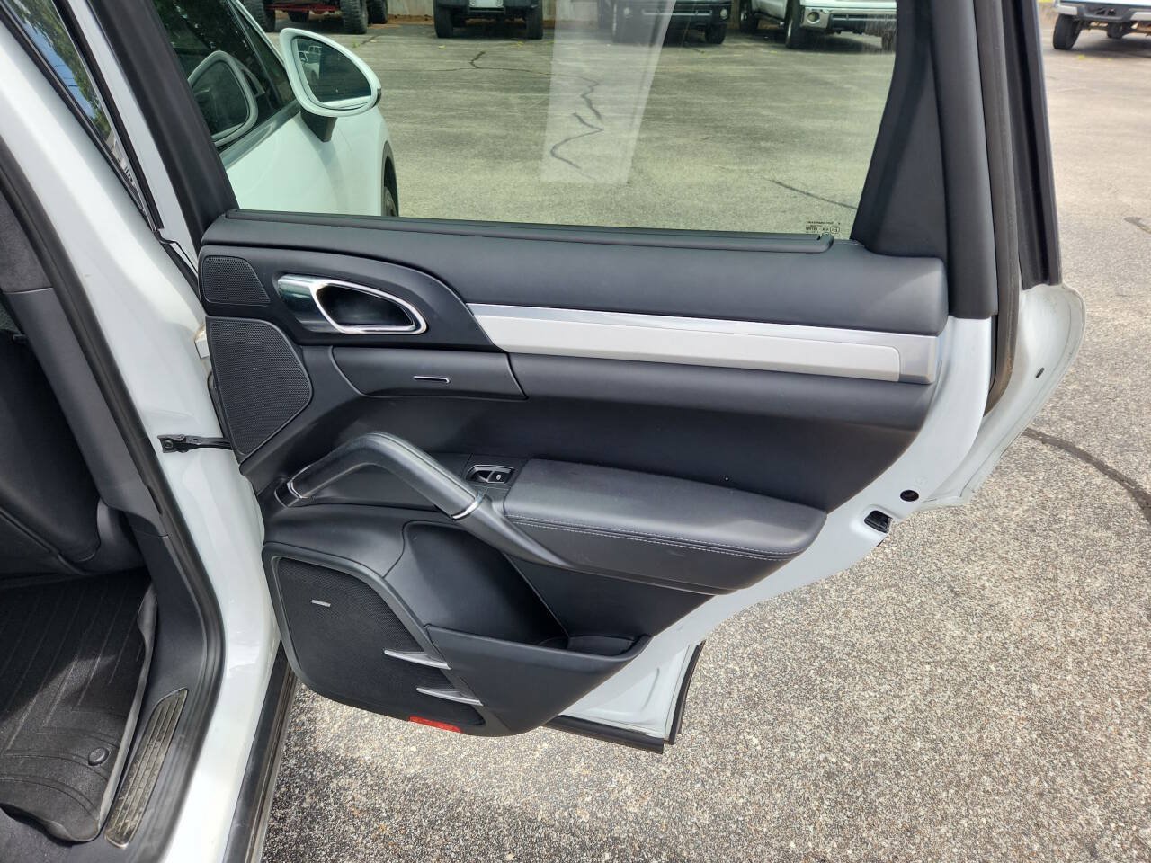 Used 2015 Porsche Cayenne Turbo AWD/4WD image 19
