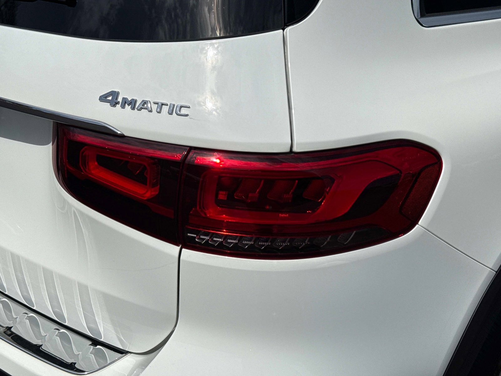 Used 2023 Mercedes-Benz GLB 250 4MATIC w/ Premium Package image 18