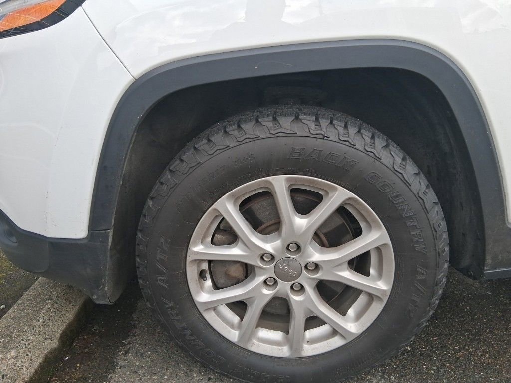 Used 2015 Jeep Cherokee Latitude image 2