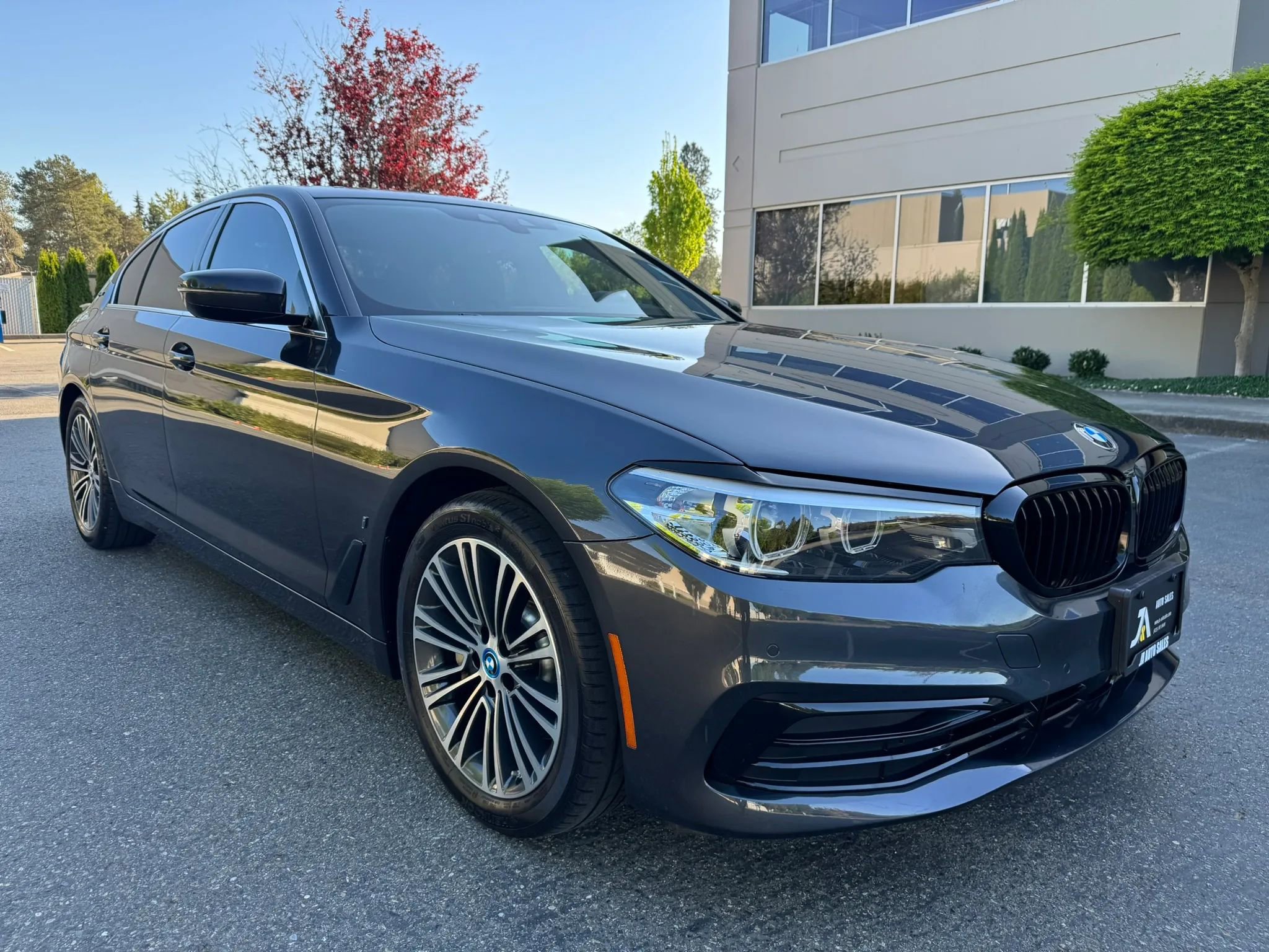 Used 2019 BMW 530e xDrive AWD/4WD image 2
