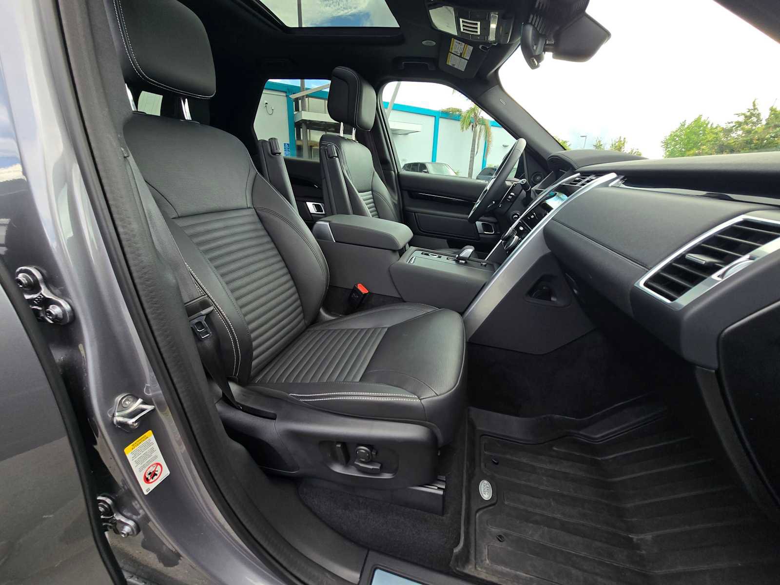 Used 2025 Land Rover Discovery S image 11