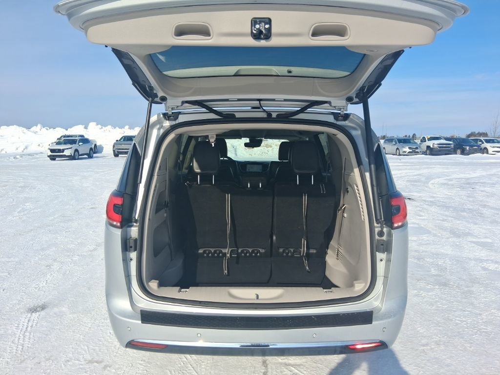 Used 2023 Chrysler Pacifica Touring-L image 13