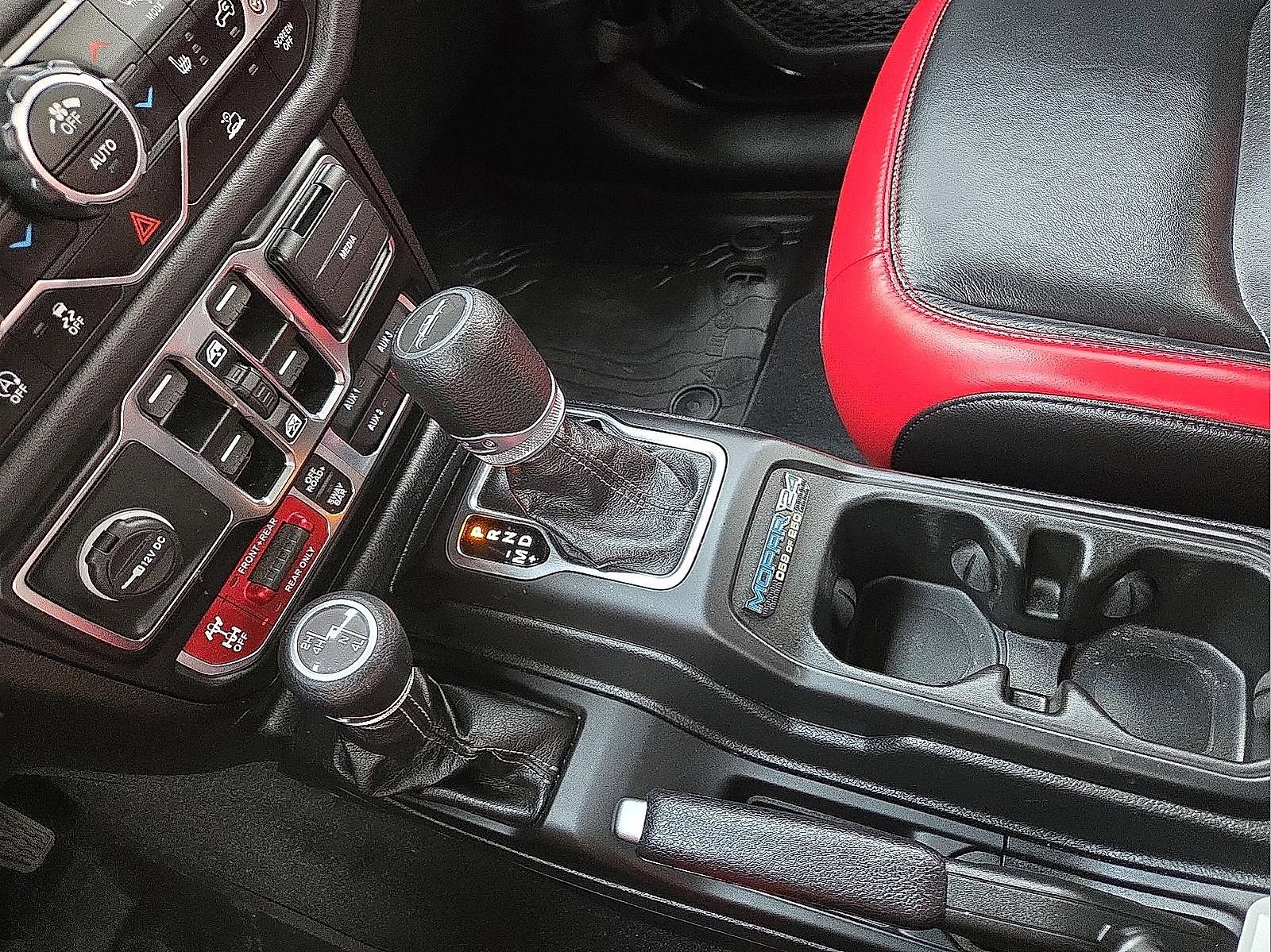 Used 2024 Jeep Gladiator Rubicon w/ Technology Group AWD/4WD image 25