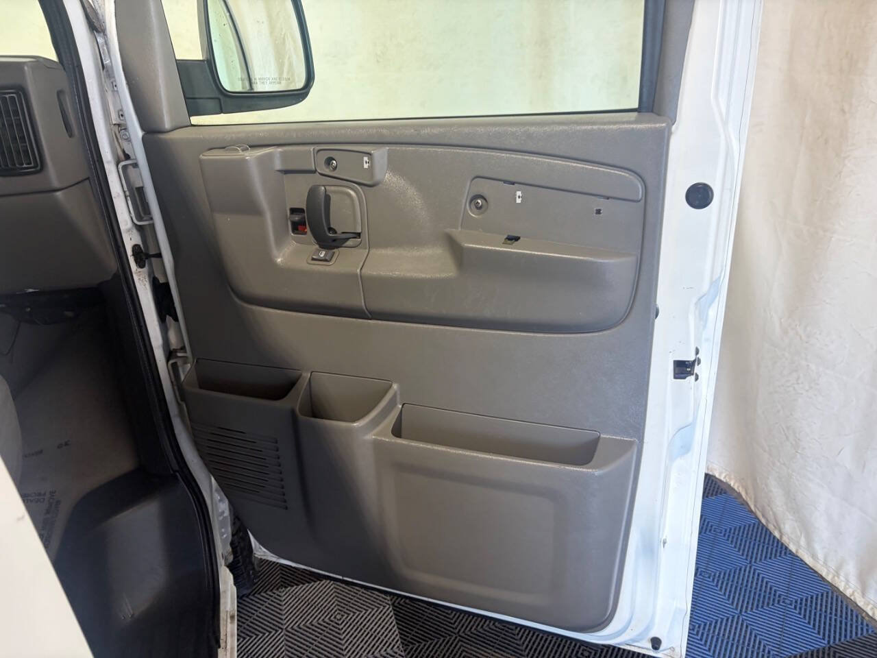 Used 2006 Chevrolet Express 2500 Passenger w/ LT Preferred Equipment Group RWD image 14