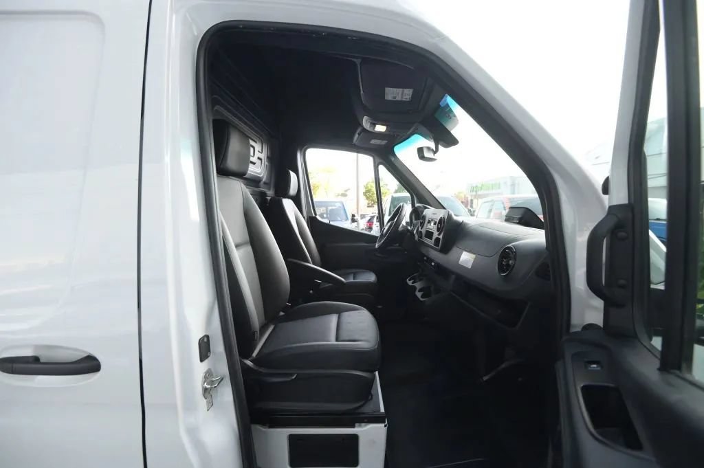 Used 2025 Mercedes-Benz Sprinter 2500 image 36