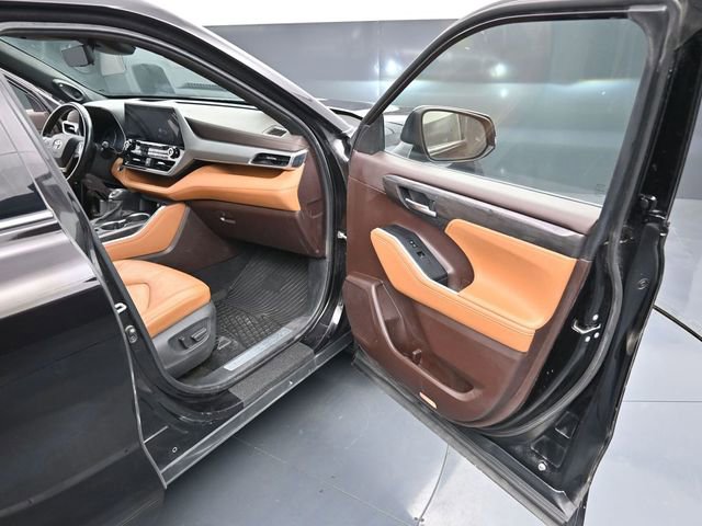 Used 2021 Toyota Highlander Platinum image 25
