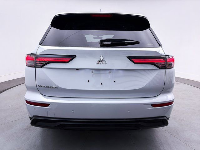 New 2025 Mitsubishi Outlander ES image 6