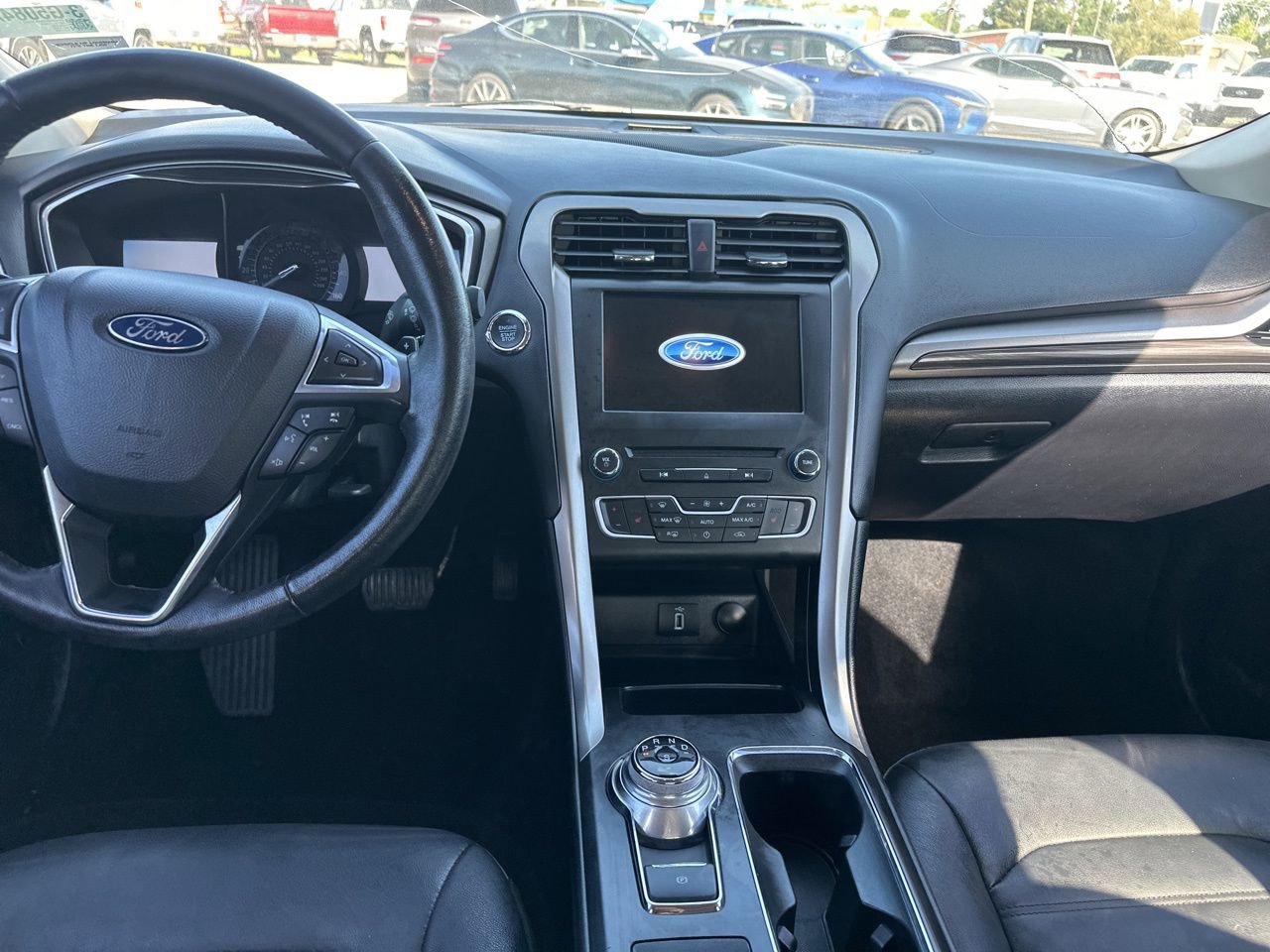 Used 2017 Ford Fusion SE w/ Fusion SE Technology Package image 9