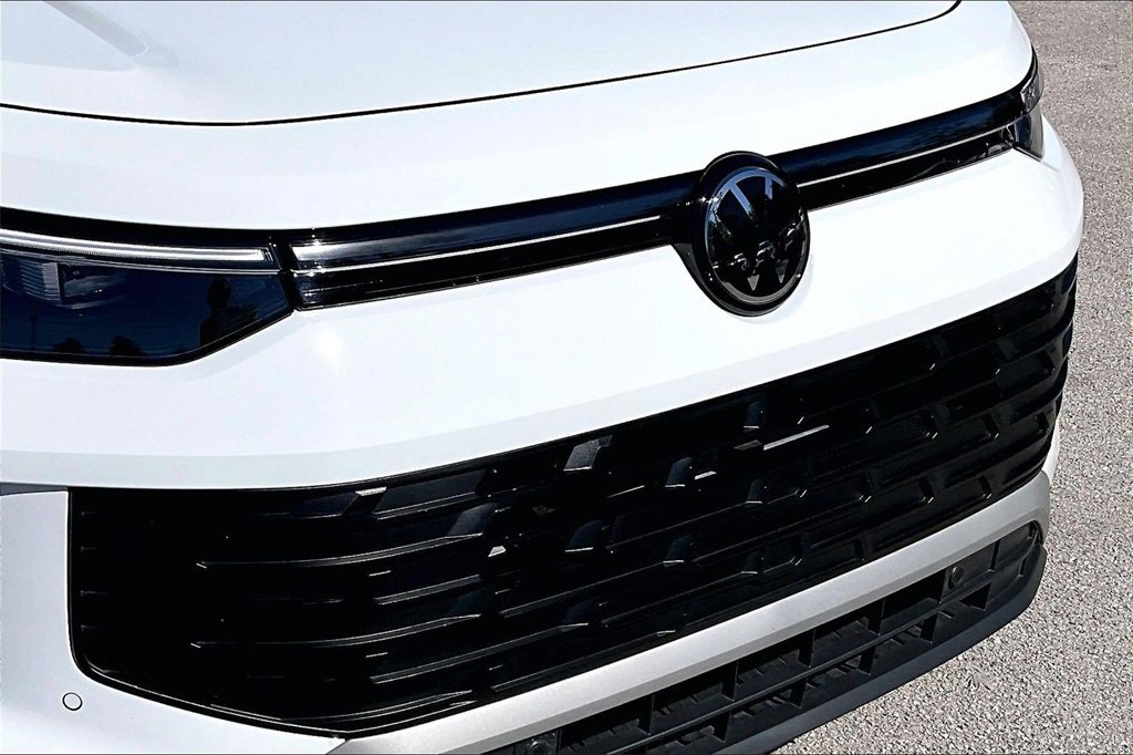 Certified 2025 Volkswagen Tiguan SE image 11