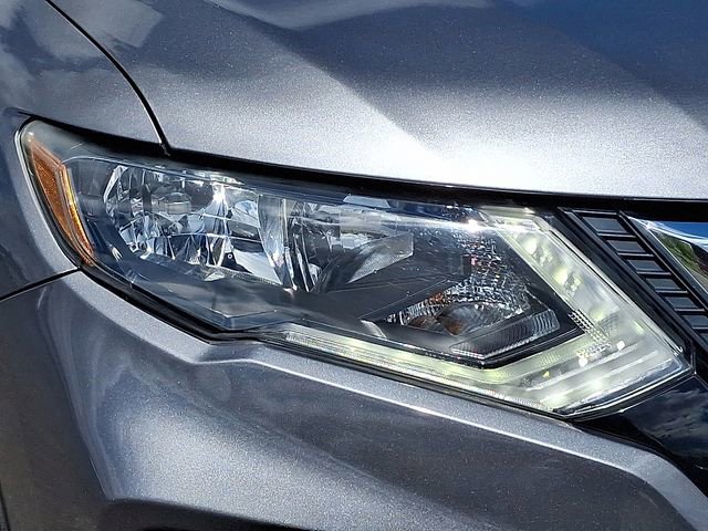 Used 2018 Nissan Rogue SV w/ Sun & Sound Touring Package image 9