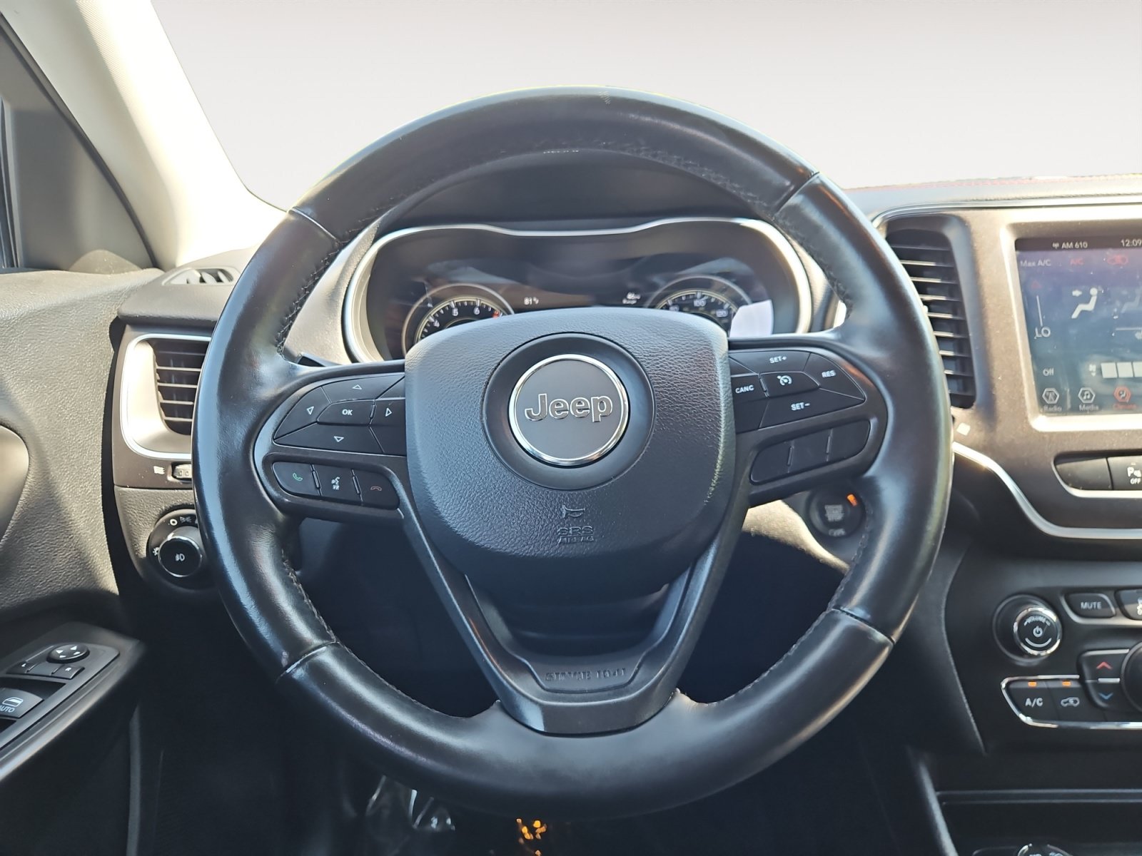 Used 2019 Jeep Cherokee Trailhawk w/ Cold Weather Group AWD/4WD image 12