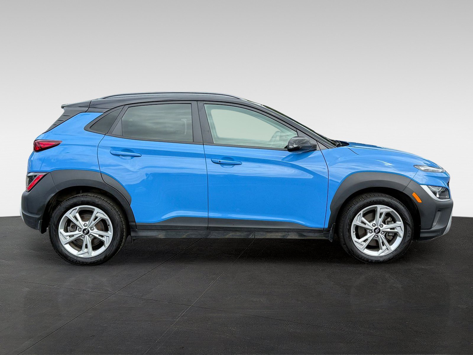 Used 2022 Hyundai Kona SEL w/ Winter Weather Package AWD/4WD image 4