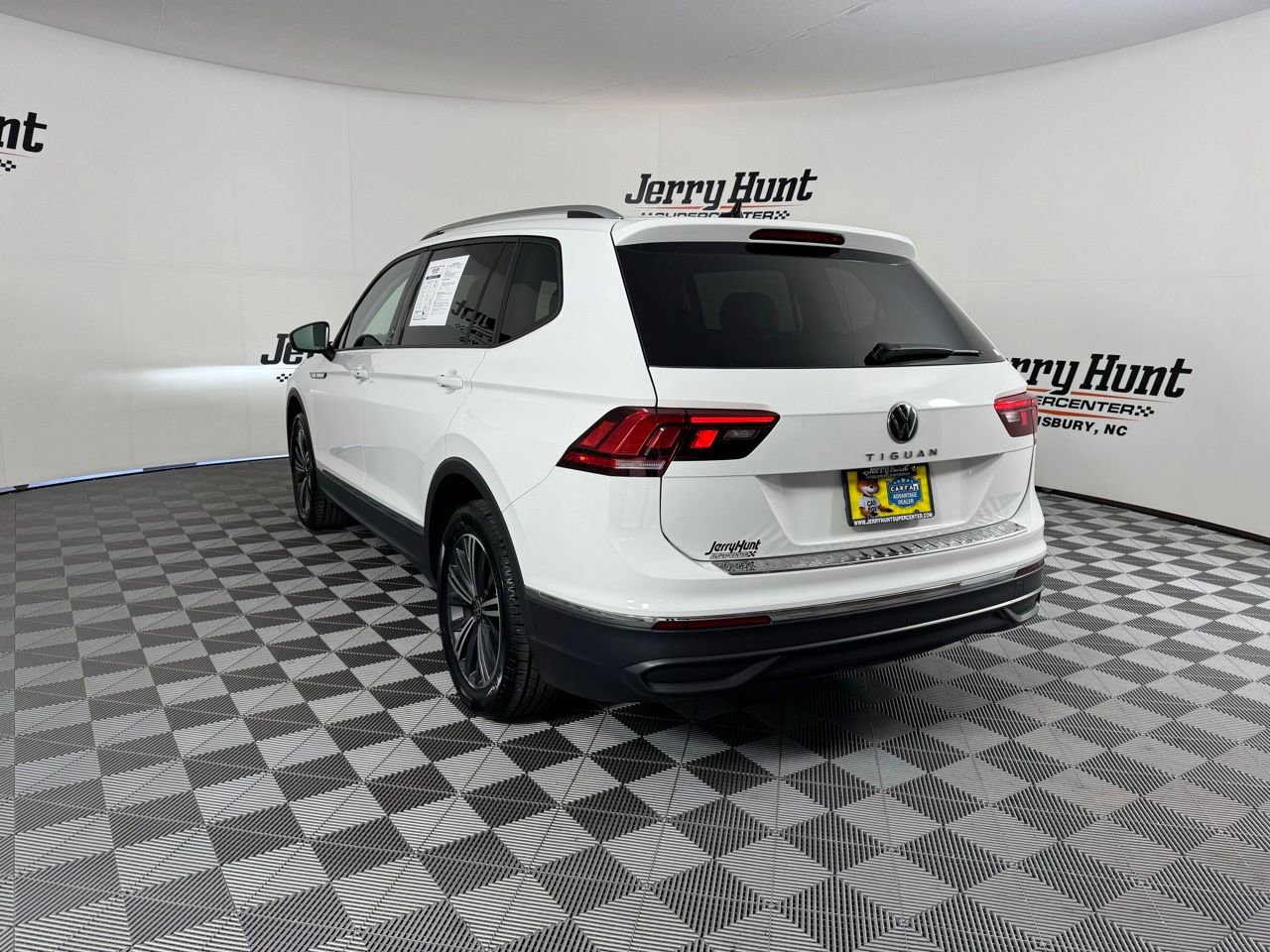 Used 2024 Volkswagen Tiguan Wolfsburg Edition image 9